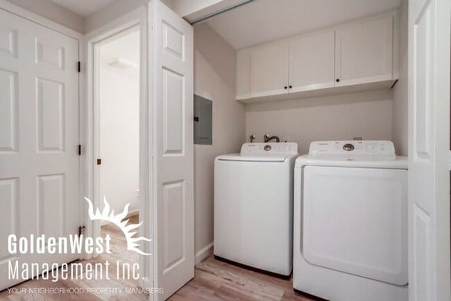 Building Photo - Stunning Two-Story 2Bdm 2.5Ba Townhome in ...