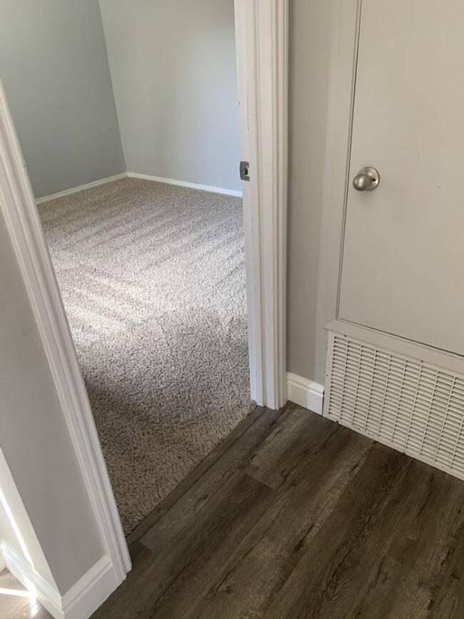 Building Photo - Remodeled 3 bed/2 bath Sunny Creekside Condo Available!