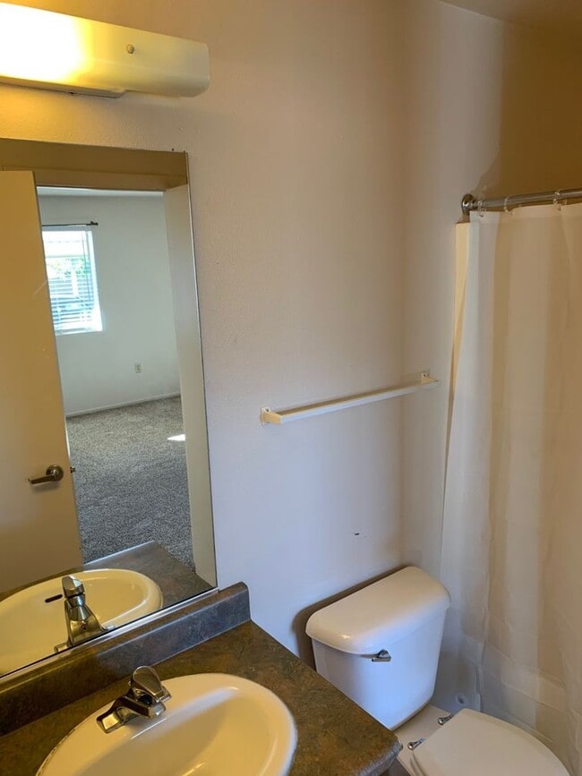 Building Photo - Lower Level Smokey Lane 1 bedroom, 1 bath ...