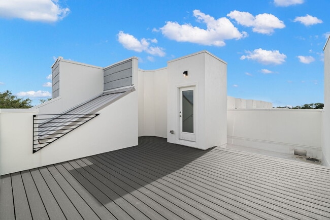 Building Photo - BEAUTIFUL Townhome For Rent in Downtown St Petersburg!