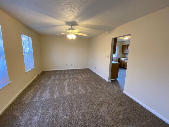 Building Photo - Two bedroom, one and a half bath duplex located near WKU