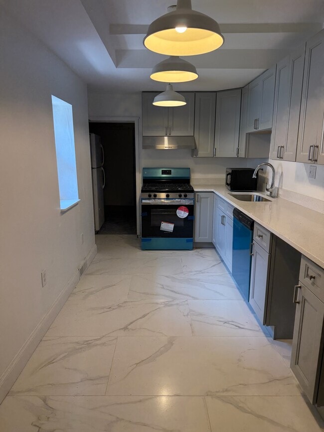 Building Photo - 3300 Chestnut Ave