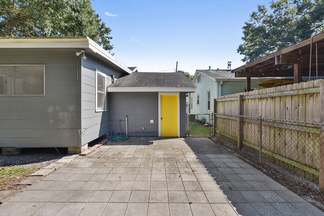 Building Photo - 3 Bed, 2 Bath Home in the Saint Streets!