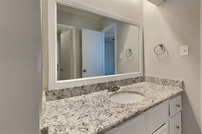 Building Photo - 13627 Montaigne Dr