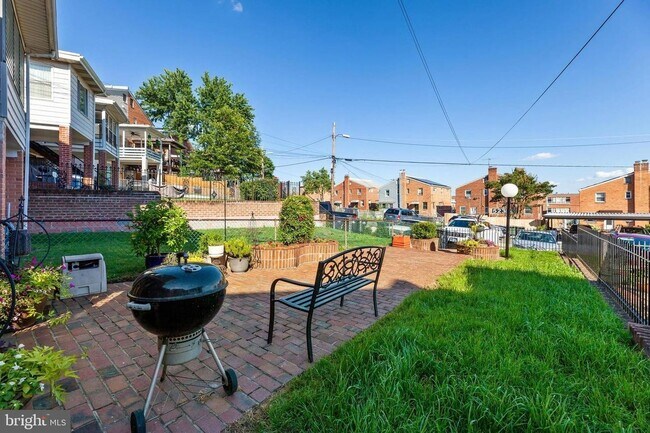 Building Photo - 523 Ingraham St NE