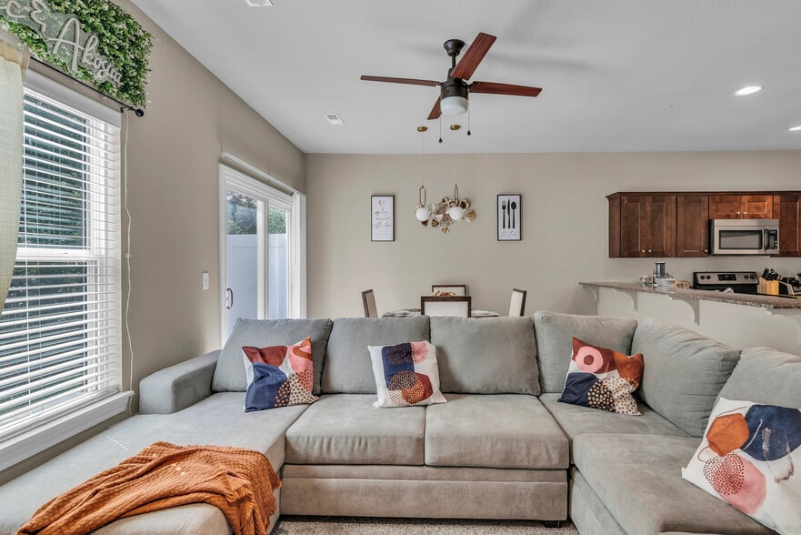 LIVING ROOM - 9413 N Adrian Ave
