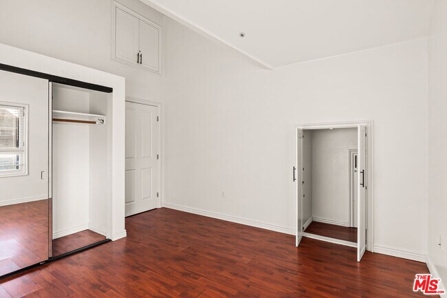 Building Photo - 2667 Menlo Ave