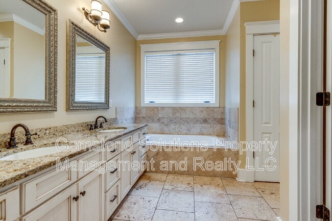 Building Photo - 210 38th Ave N