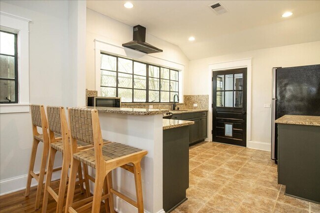 Building Photo - Beautifully Renovated 2/1 in Desirable Gra...