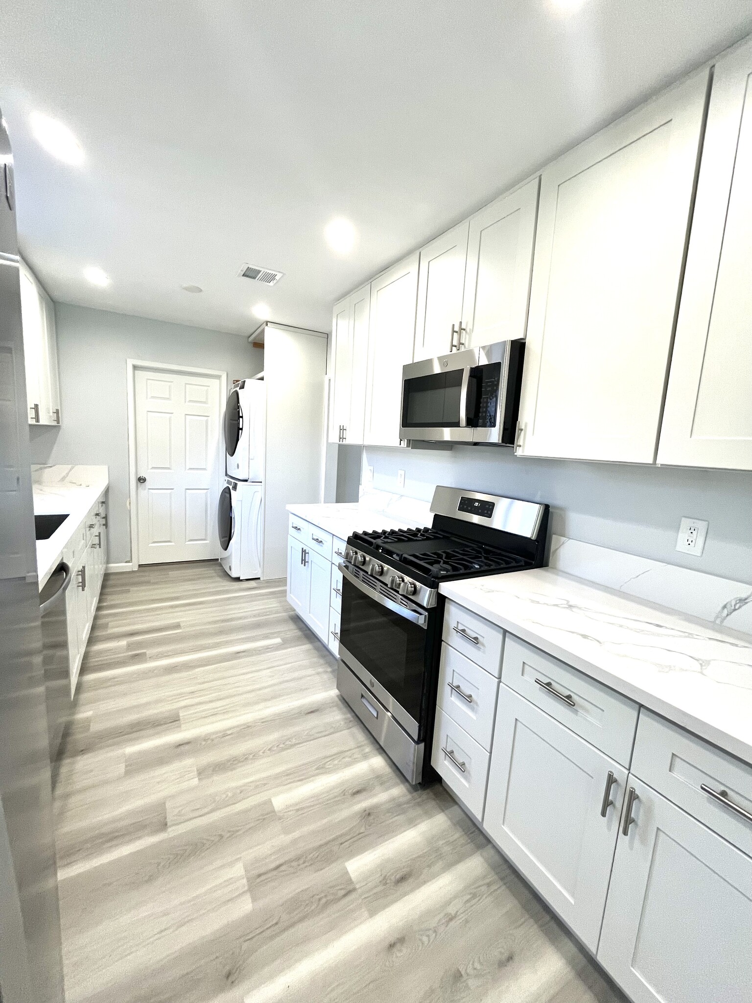 Kitchen - 15853 Stare St