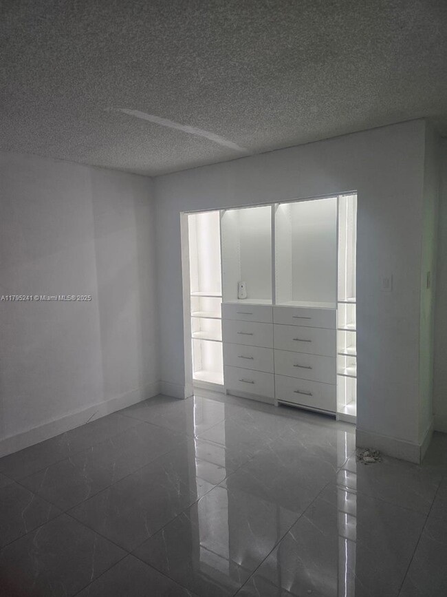Building Photo - 9373 Fontainebleau Blvd