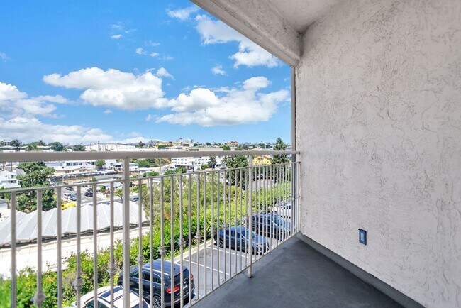 Building Photo - Great 2/1 condo close to SDSU and Colina Del Sol Park!