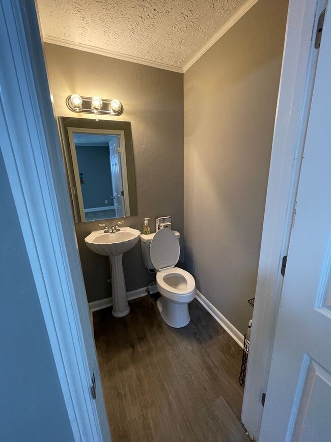 Building Photo - Huge home with bonus room and fenced in ba...