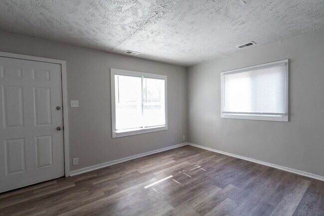 Building Photo - EAST SIDE 2 BEDROOM AVAILABLE NOW!