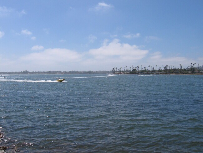 Building Photo - $500 MOVE IN SPECIAL! Large 2 Bedroom, 2 Bath Condo - Walk to Mission Bay!