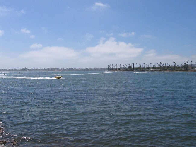 Building Photo - Large 2 Bedroom, 2 Bath Condo - Walk to Mi...