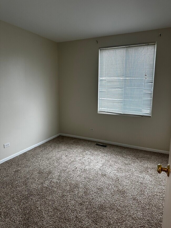 Building Photo - 1121 Symphony Dr