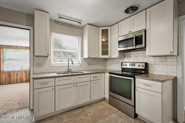 Building Photo - 6446 Ledbury Dr S