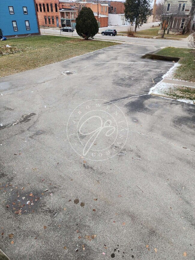 Building Photo - 1026 N Huron St