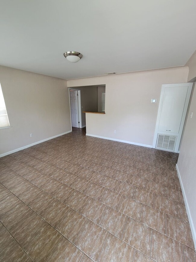 Building Photo - 2 BEDROOM 1 BATH HOME