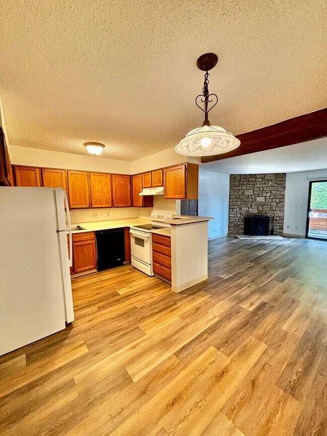 Building Photo - Spacious Green Mountain One Bedroom w/Pool...