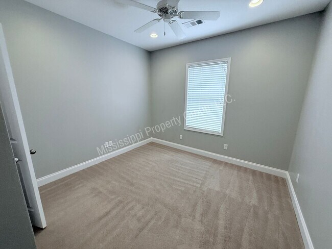 Building Photo - 3BR/2.5BA Home