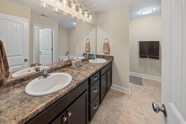Building Photo - 3 Bedroom Townhome Across from Richmond Hill Golf Club