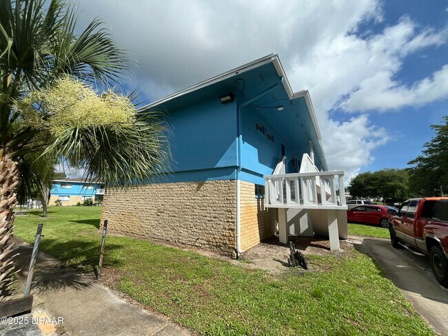 Building Photo - 1850 S Park Ave