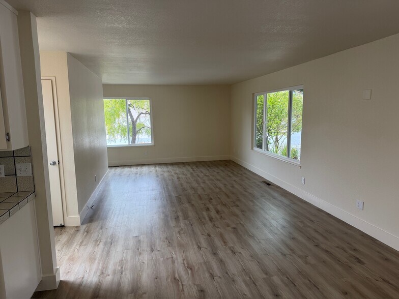 Building Photo - 2069 Dolphin Dr
