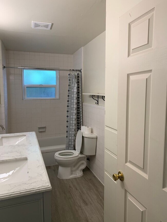 Building Photo - Updated 4 Bedroom ~ 1 Bathroom House Near ...
