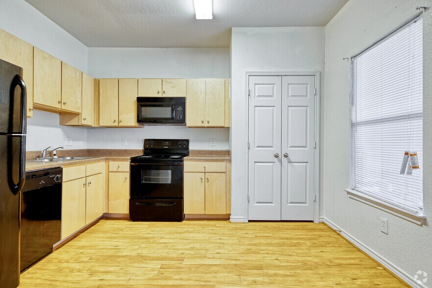 The Commons Apartments at Hickory Creek 10271085 E Independence St