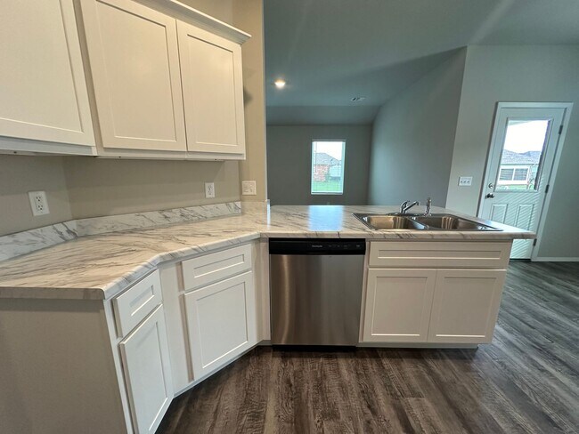 Building Photo - Quiet cul-da-sack - 3 bed 2 bath 2 car garage