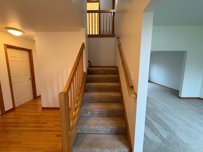 Building Photo - 565 Ironwood Way