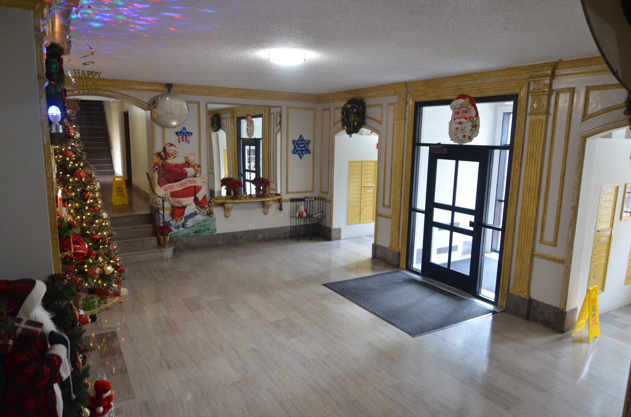 Lobby - 61-41 Saunders St