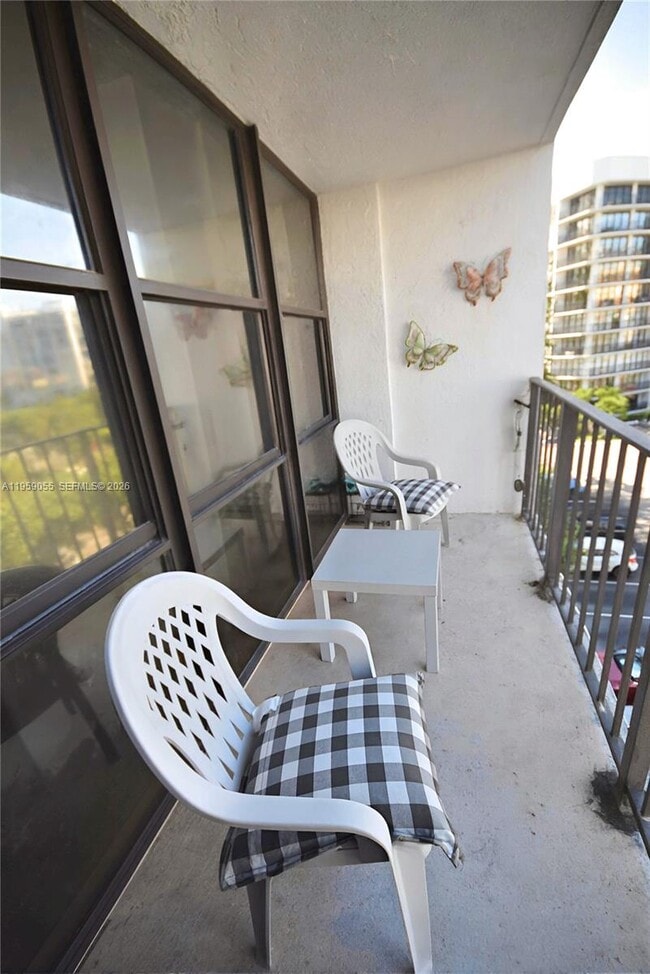 Building Photo - 800 Parkview Dr