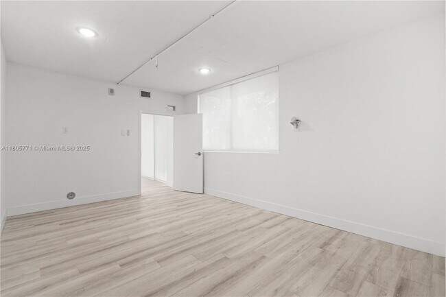 Building Photo - 600 NE 27th St