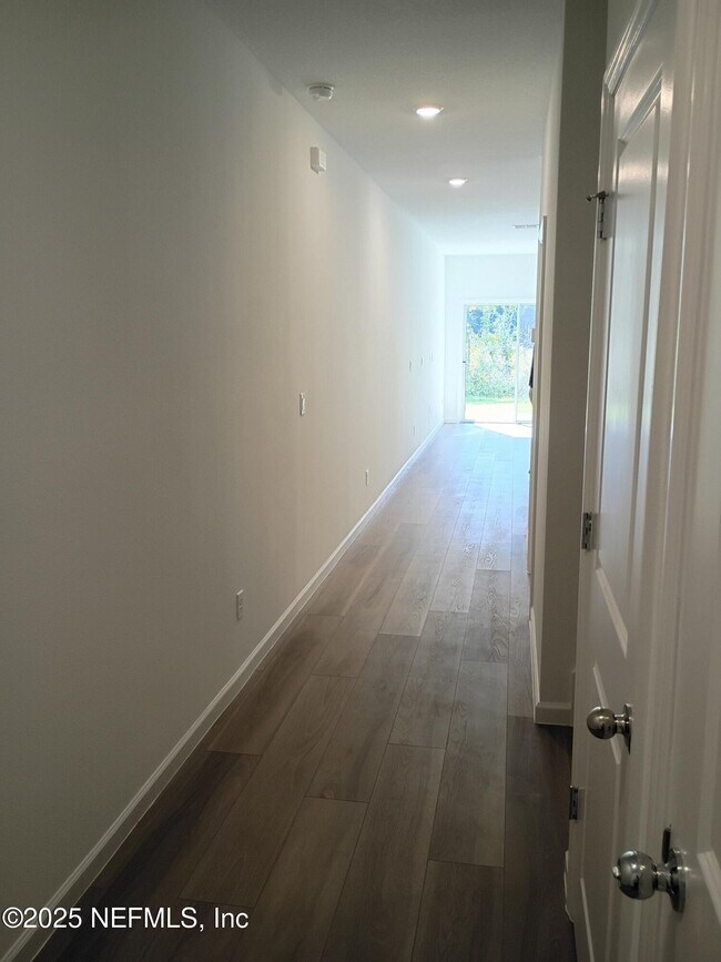 Building Photo - 555 Holly Lks Dr