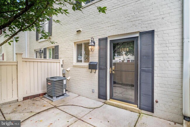 Building Photo - 1309 N Van Dorn St