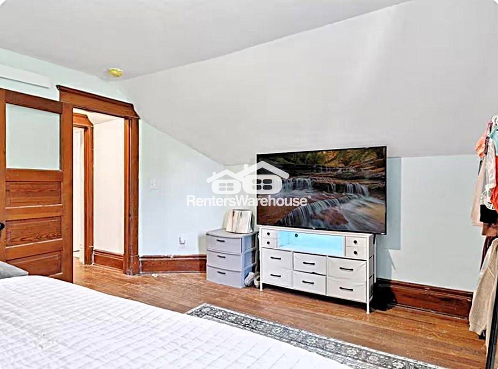 Building Photo - 304 Oak St