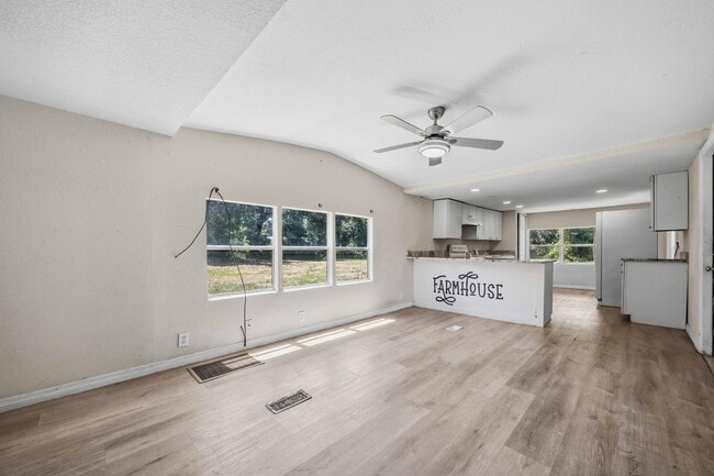Building Photo - 6437 Spinner Dr