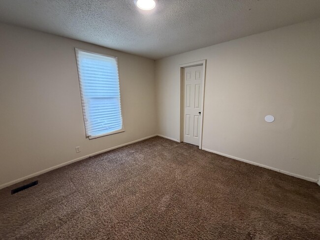 Building Photo - 601 Woodbury-W