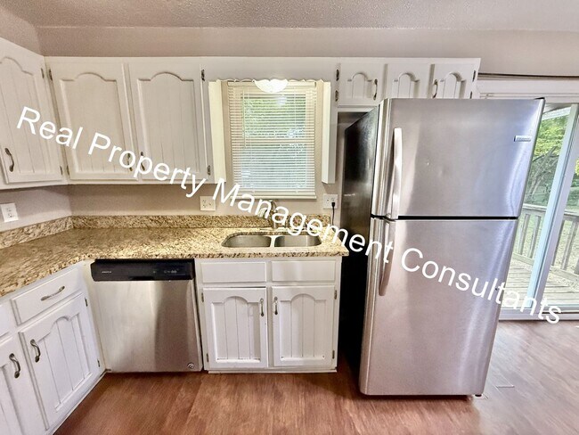 Building Photo - $600 Rent Credit on 3 Bedroom Split-Level ...