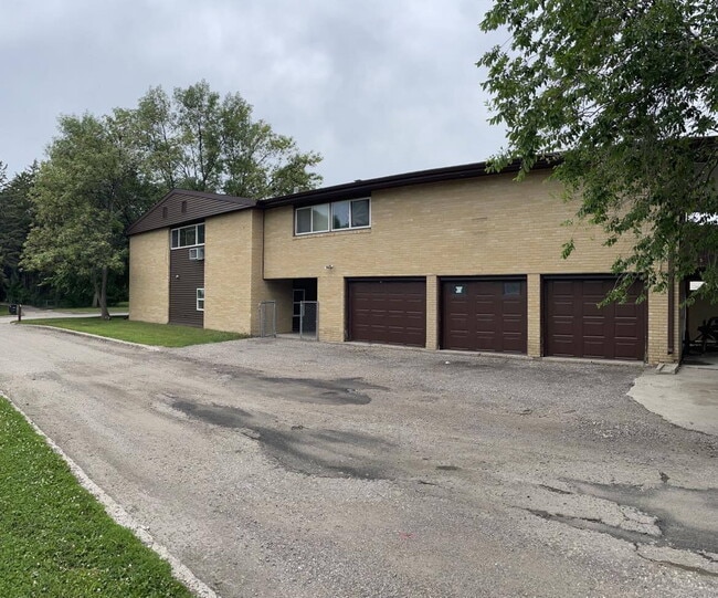 Building Photo - This adorable & newly remodeled 2 bed/1 ba...