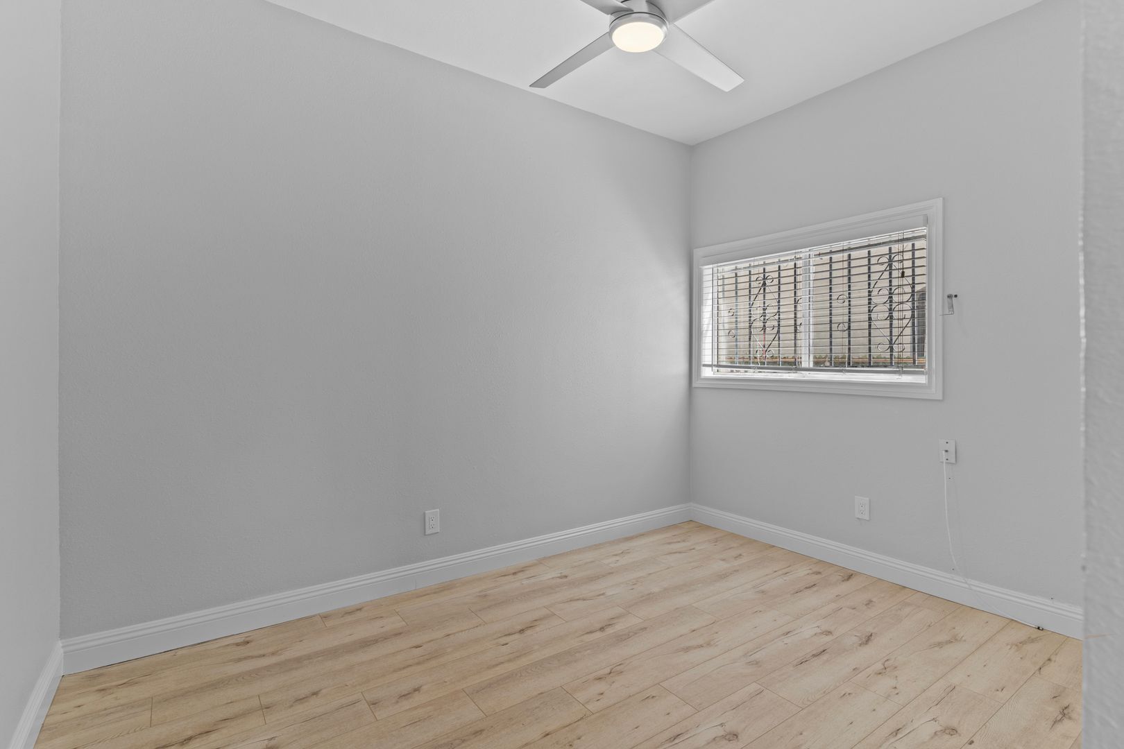 Building Photo - 338 E 7th St