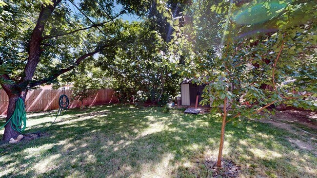 Building Photo - 605 Encino St