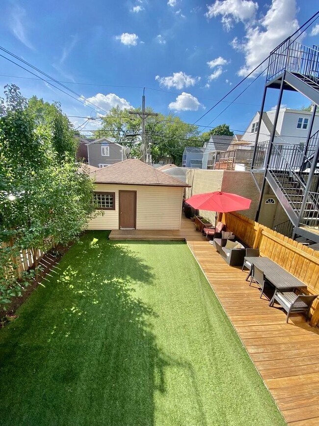 Building Photo - 3646 N Damen Ave