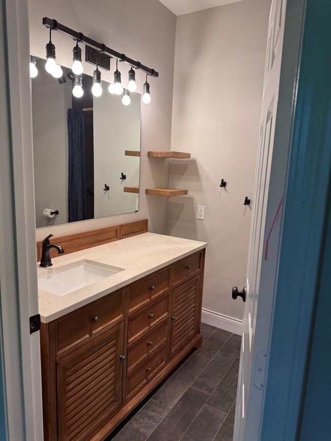 Building Photo - Gorgeous Townhome with W/S/G AND Gas!