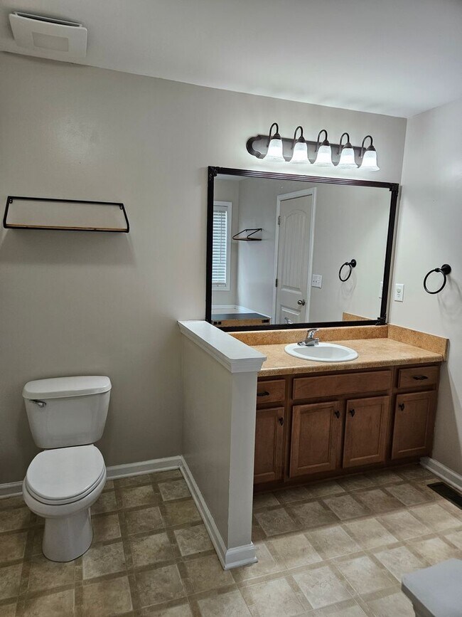 Building Photo - Rare 3 bedroom 2.5 bath home located in Dallas