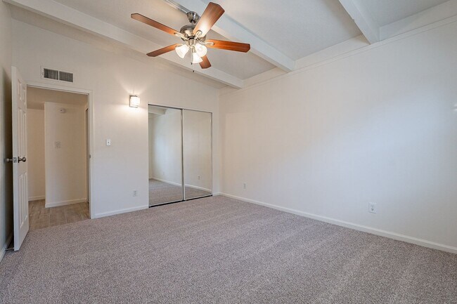 Building Photo - Updated townhome near Central Phx/Biltmore!