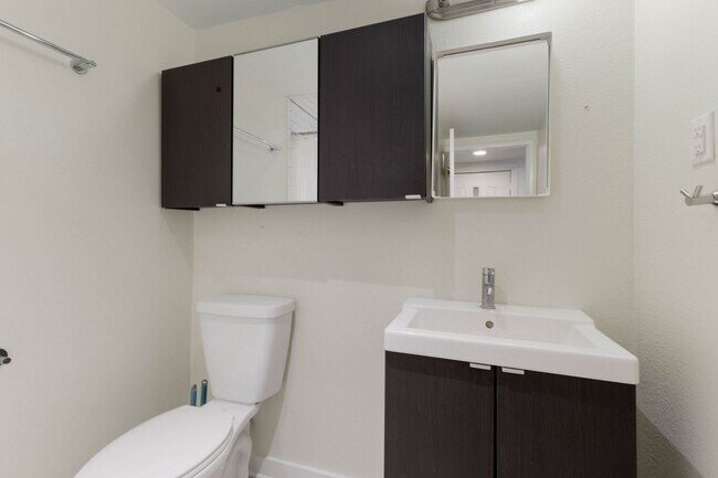 Building Photo - 121 W Woodlawn Ave